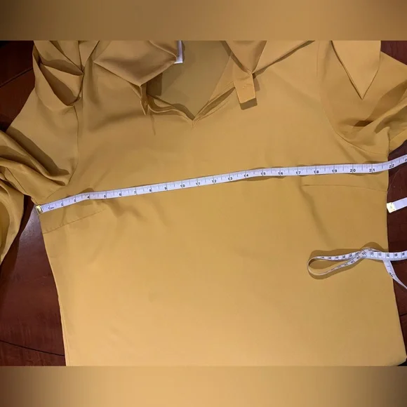 Vintage dressy/ formal/ professional blouse w/ tie neck & cuffs. Subtle yellow L - Picture 7 of 10